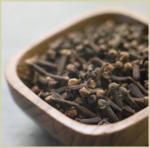 picture of whole cloves in a wooden bowl